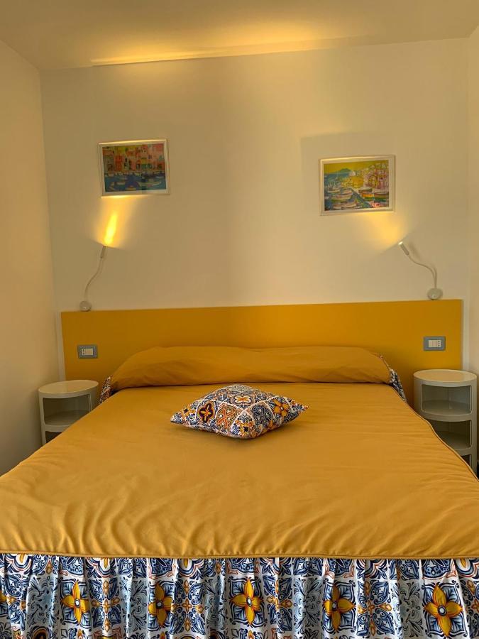 Tuttiacasaditeresa Rooms Procida Exterior foto