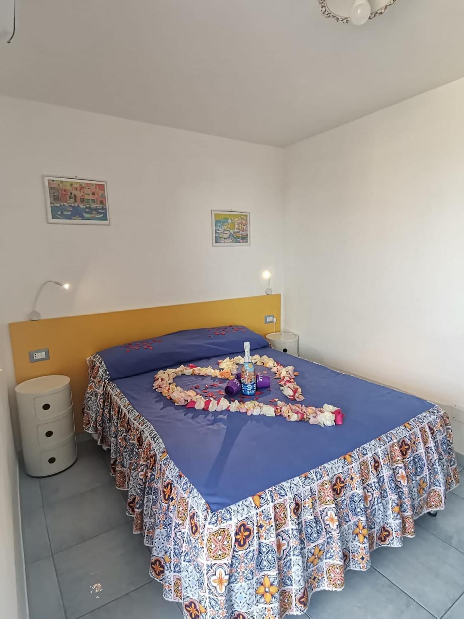 Tuttiacasaditeresa Rooms Procida Exterior foto